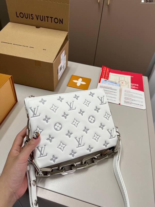 P230 Lv锋芒乍现 抱枕包Coussin 风琴手袋 单肩斜挎包 被拿来用做手包简单大方的款式 真的很炫酷 D-301尺寸21×16折叠盒飞机盒
