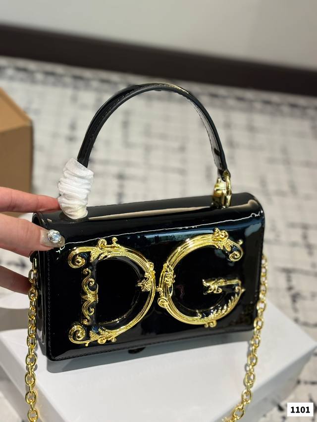 P180 配盒子 Dg杜嘉班纳链条包 包包实在是太太太温柔了， 拿在手上少女感十足，仿佛时间停滞在听你诉说你们的故事~高级感满满 #杜嘉班纳Dg 尺寸18 11