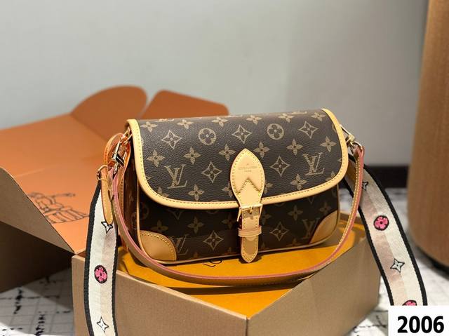 P210 配飞机盒折叠盒子 Lv爆款王者法棍包-Lv Diane Ivdiane 又名法棍包，老花Monogram和皮拼焦糖色信封一样的包型 近，复古简约， 特