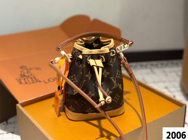 P180 配飞机盒折叠盒子 新品推荐 Lv水桶包 款式超受美亲们欢迎 网红明星同款 真哒是人手必备一只 兼具定型包优雅和轻松慵懒休闲范 充满时尚感 尺寸 13