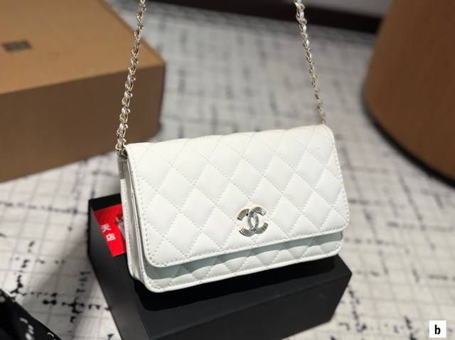 折叠盒 P140 香奈儿发财包 专柜热销爆款 秋冬走秀款面料,喜欢的美妞抓紧自留啦 特百搭 简约大气,链条斜挎包 内带拉链 卡位的多功能包包 尺寸:19 12 折叠盒 P140 香奈儿发财包 专柜热销爆款 秋冬走秀款面料,喜欢的美妞抓紧自留啦 特百搭 简约大气,链条斜挎包 内带拉链 卡位的多功能包包 尺寸:19 12