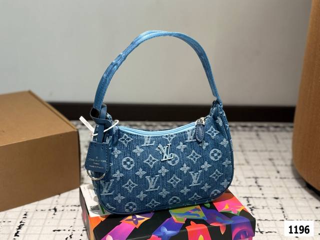 P100 Lv 腋下包 时髦拿捏住啦 不显老气好好搭啊 而旦貌美气质加成好高的呀~ 爱死了这份从容优雅 尺寸：22 12