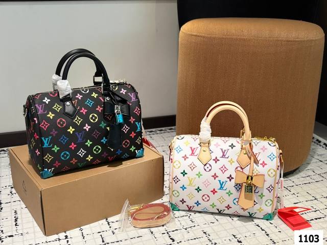 P200 Lv新款枕头包 新款哦！手提单肩斜挎款式 超级无敌好质量 宝宝们抓紧来订哈 超级好的版本~版型经典不过时 一直深受洋气美妞们喜欢！