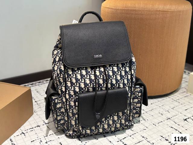 P220 迪奥双肩包 非常好看 Dior包包 Dior迪奥双肩包 既高级又时尚 回头率超高的一款双肩包 轻便容量又大出行必备的单品 尺寸27 40