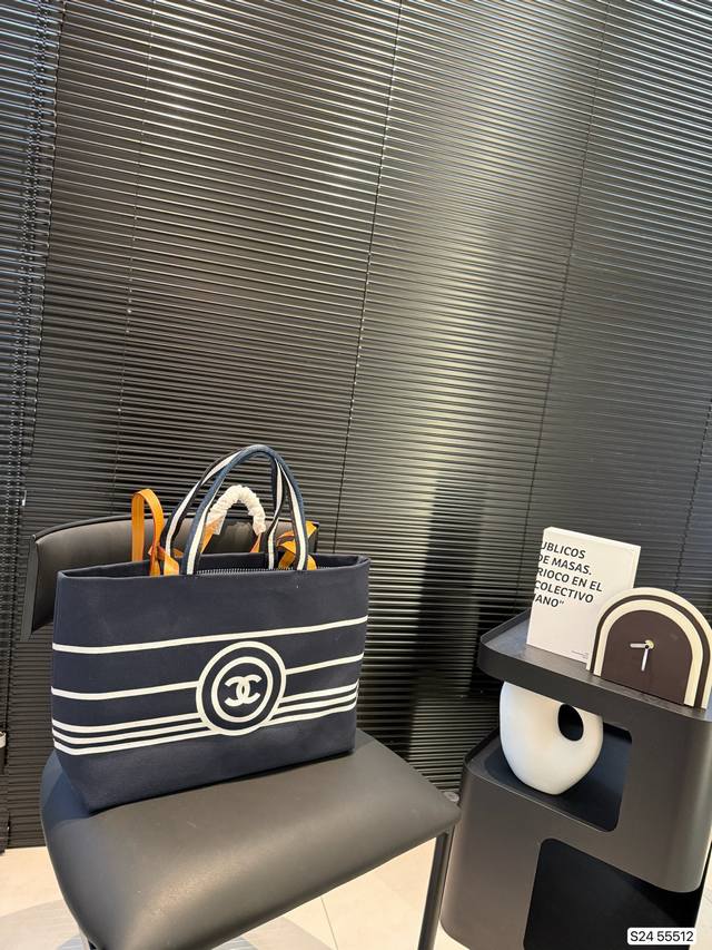 P210 Chanel香奈儿购物袋帆布包安利 人手必备的超大容量托特包 时尚能装超轻 黑白色的经典搭配 灵魂是包包的毛边 太喜欢惹 尺寸34 25 货号5551