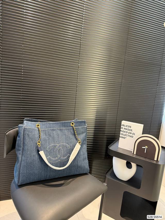 P230 香奈儿托特包 质感很高级 容量超级大也很耐用 日常出街背它回头率百分百 就是这种随性慵懒感 尺寸 41 33 货号55514