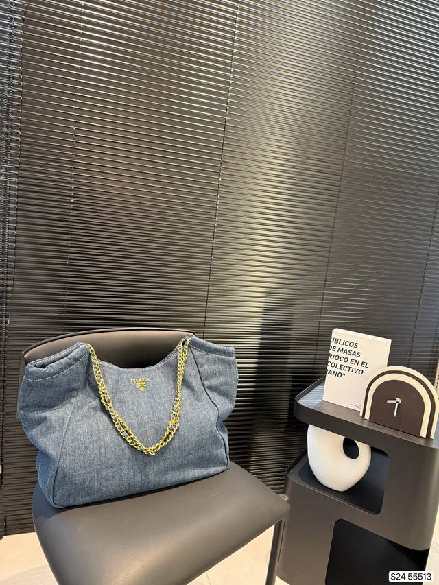 P210 普拉达托特包慵懒随性搭配 利落呈现时髦酷感具有时尚和标志性 时髦精必备神器！出街回头率爆表尺寸：38 28 货号55513