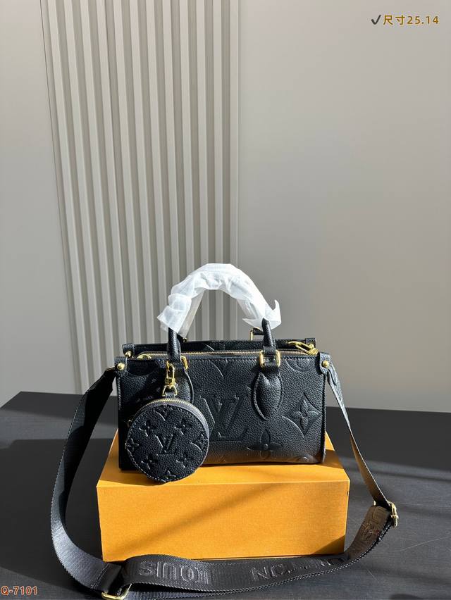 P160配折叠盒 Lv路易威登新品二合一 Onthego East West 大家一直想要的蒂拉链的托特包来啦 这款可爱的Onthego绝对是爆款空间容量也不错 P160配折叠盒 Lv路易威登新品二合一 Onthego East West 大家一直想要的蒂拉链的托特包来啦 这款可爱的Onthego绝对是爆款空间容量也不错