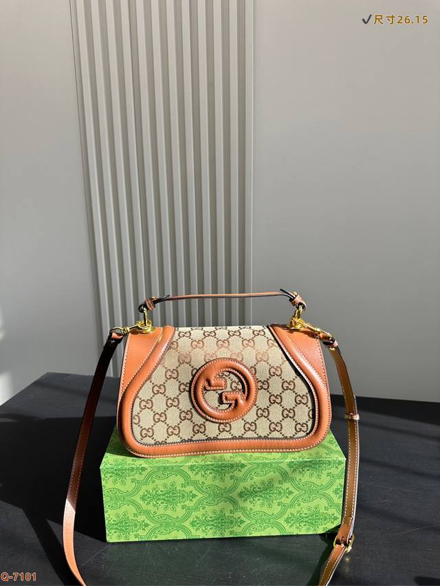 P160配折叠盒 Gucci酷奇Chipu 芝芙手提邮差包G家品牌标识符号在每一季都会透过不同手法焕新演绎。系列推出全新设计的双G图案，风格张扬夺目。这款小号手