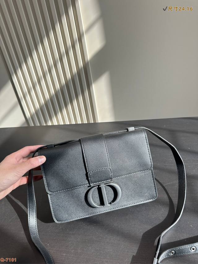 P150 配折叠盒 迪奥Dior 蒙田包链条邮差包 女人唯美的浪漫气息,考究的工艺感,诠释着低调奢华的生活态度,完美的设计风格,符合现代女性的新需求,为浪漫优雅 P150 配折叠盒 迪奥Dior 蒙田包链条邮差包 女人唯美的浪漫气息,考究的工艺感,诠释着低调奢华的生活态度,完美的设计风格,符合现代女性的新需求,为浪漫优雅