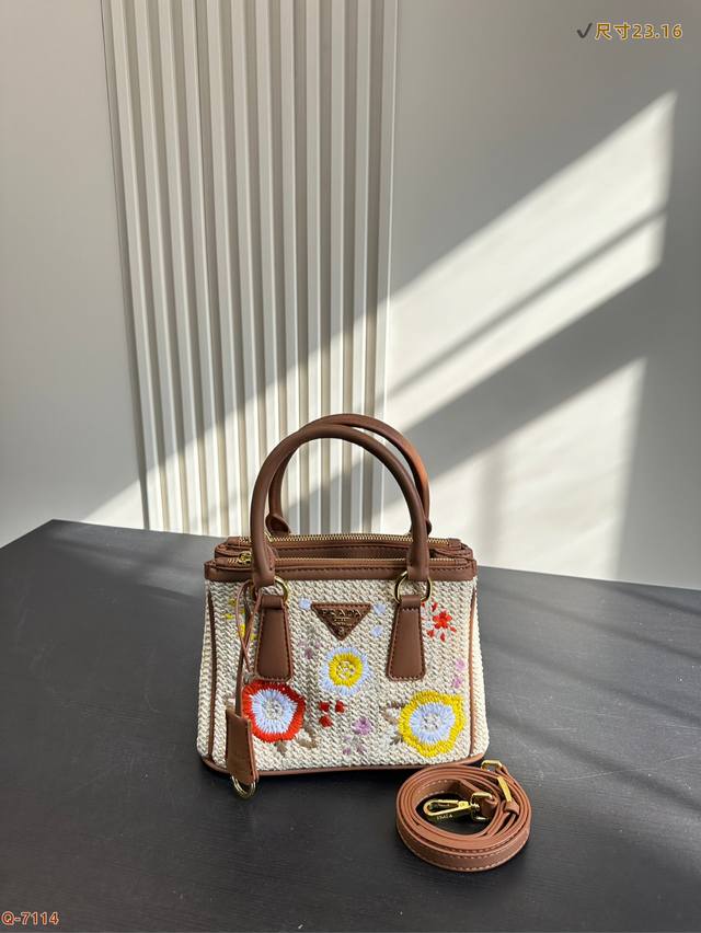 P220 普拉达Prada绝美草编包 是背 Prada阳光草编包的夏天啦 马上夏至了，来推荐这只Prada阳光草编包编织和皮革，清爽也文艺，让你也可甜可美。设计