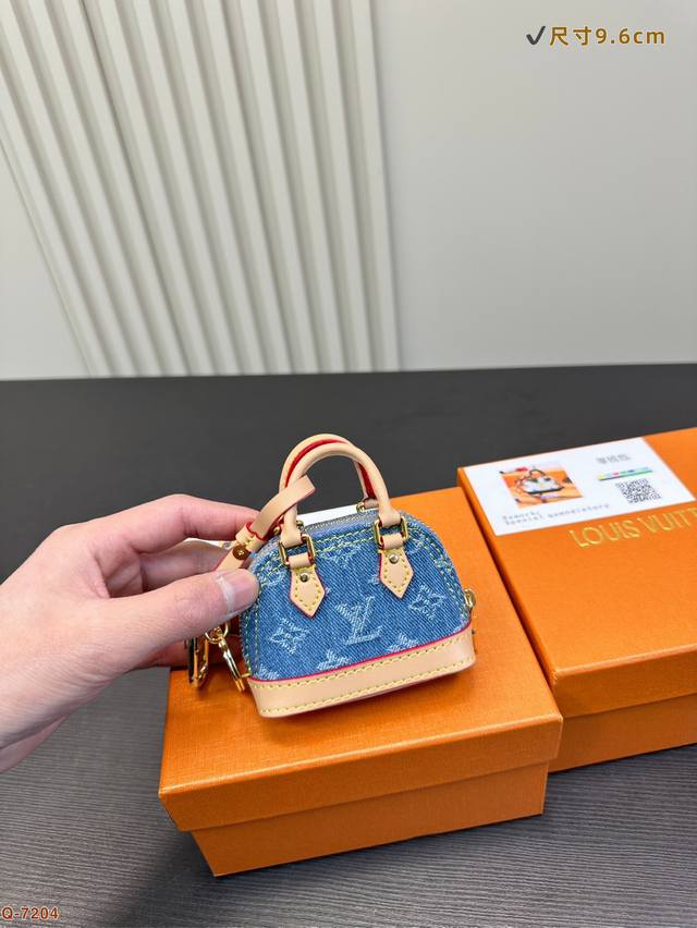 P150配礼盒 Lv Dream的Mini 小包包能有多可爱 巴黎总店展览上看到的这些小可爱真的太可爱太迷人了吧心想全部拥有！尺寸9.6Cm