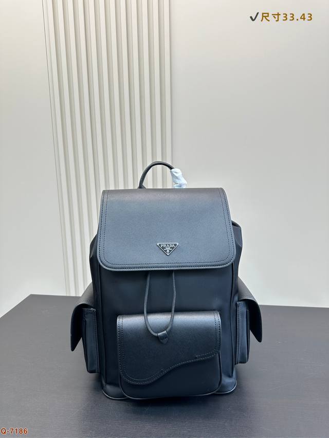 P220 普达多 Prada双肩包 任何搭配都能够轻松驾驭 低调有质感 男女皆可的款式 尺寸33.43