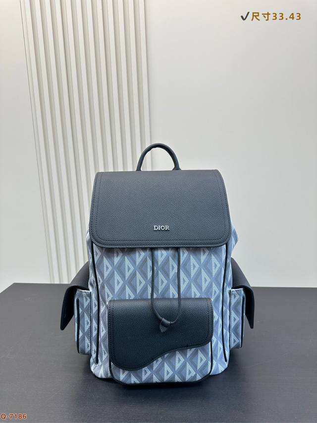 P220 Dior 迪奥Cd钻石印花马鞍双肩 包 男女大容量背包 书包 采用精湛镶嵌细工，经典百搭实物拍摄 原厂原版面料 尺寸33.43