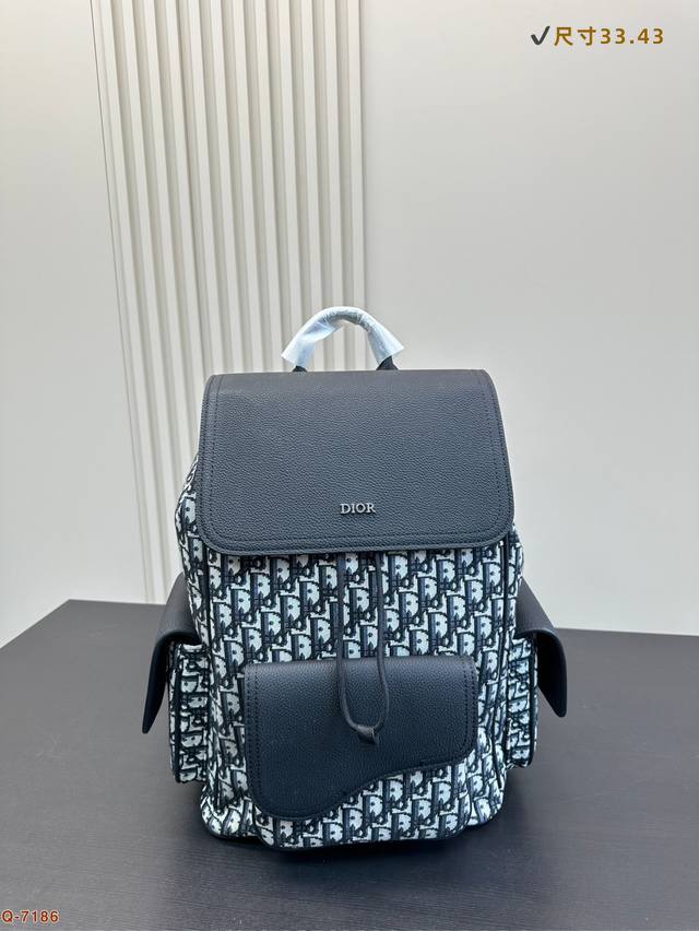 P220 迪奥 Dior 男士双肩包经典又帅气 炒鸡轻便 包包自身很轻，容量非常实用～超级有街头潮流的味道又很时髦！尺寸33.43