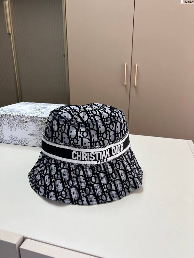 P120 Dior迪奥新款原单渔夫帽 精致純也格调很有感觉，很酷很时尚，专柜断货热门，质量超赞 D-63A折叠盒