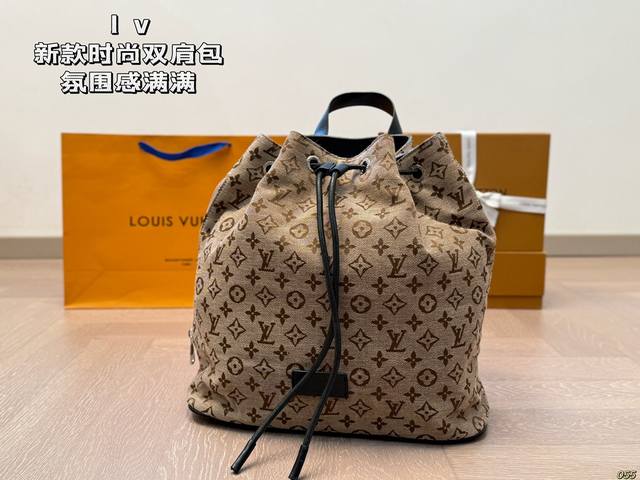 P210 Lv新款时尚双肩包 氛围感满满的一款 任何风格都能轻松驾驭 有质感 容量也很可 尺寸： 32 32