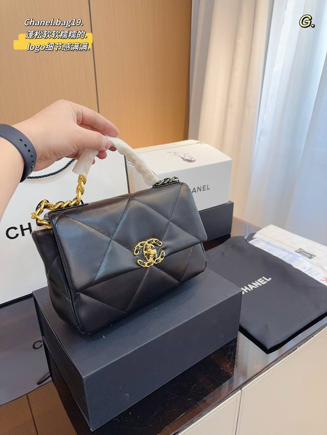 P180配礼盒. 香奈儿Chanel 19Bag链条包 有型，能装，风格随意切换 年度最爱大包，有点飒，冷淡风 气场十足 高级满满尺寸：26*8*17Cm
