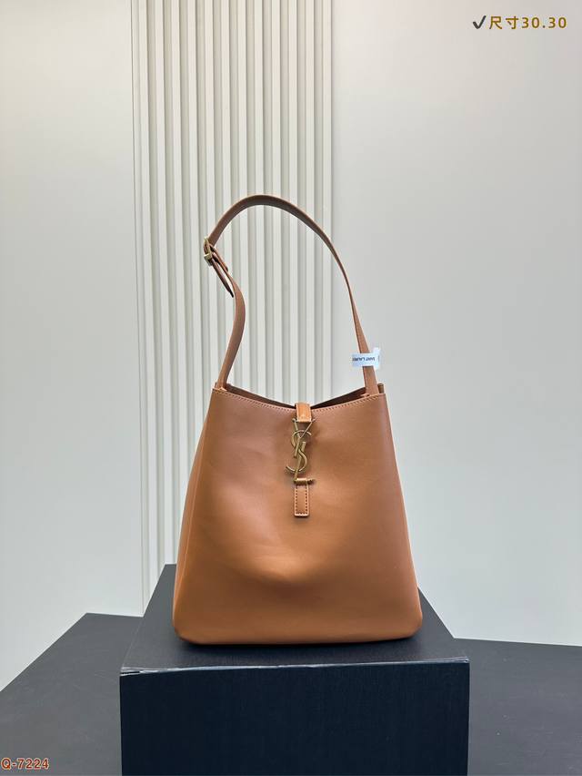 P180配折叠盒 圣罗兰Ysl焦糖色皮革柔软手袋 大容量腋下包 包包身轮廓简洁 立体看上去硬挺却不会太凌厉。 给人一种即经典优雅，又很时髦现代的独特气质 尺寸3