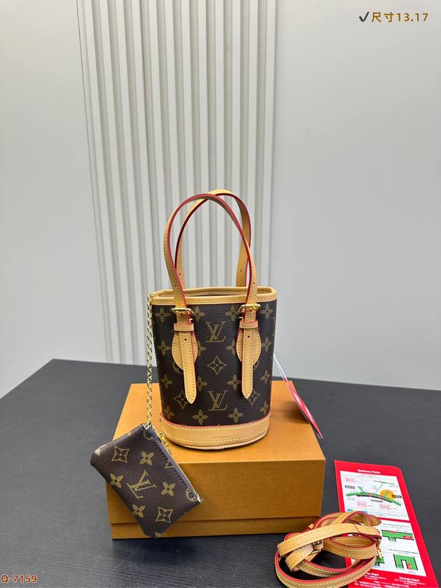 P200配折叠盒 Size: 13.17Cm Lv新款小水桶上身效果很棒哦斜挎、单肩、手拎！ 全钢五金 Noe水桶 新尺寸真的很Nice