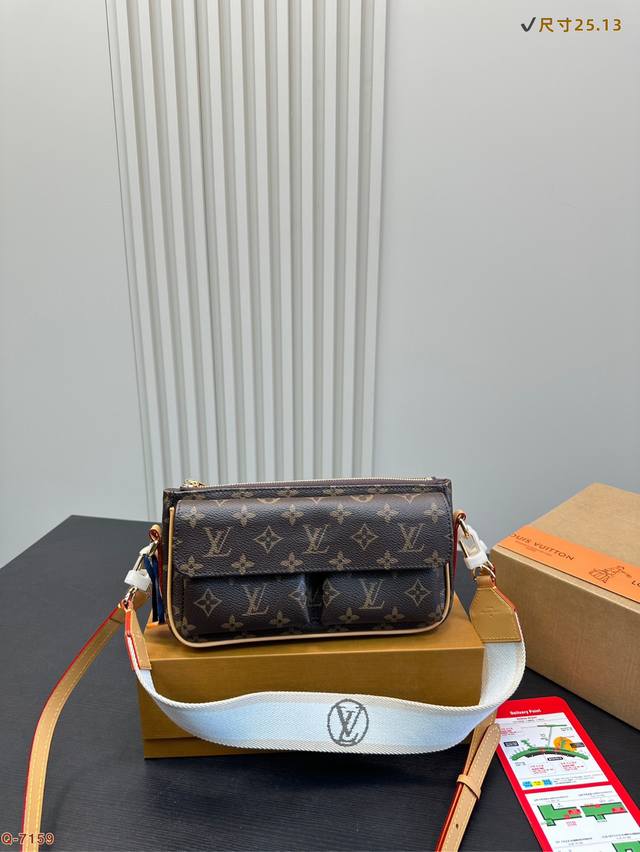 P230 全套包装 Lv新款Vibe中古骆驼包 配备两条肩带一条植鞣革可调节肩带一条宽肩带，比中古款多了一个宽肩带，可以单肩也可以斜挎背，中古款的肩带比较短，只