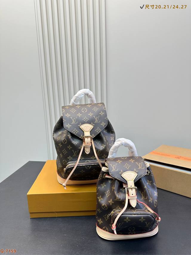 P230 P230 配折叠盒 Lv Montsouris 双肩包年最火双肩包，老花皮革融入Monogram细节，搭扣与皮革抽绳丰富功能设计，别致金属件成就点睛之