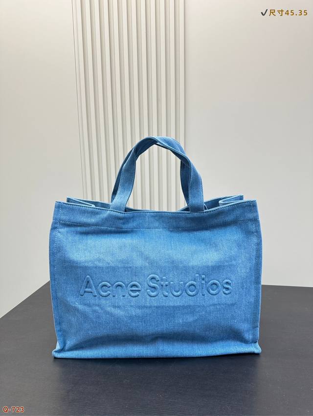 P200 Acne Studios 牛仔购物袋 登酷意即刻上 眼 ；大容量托特包，双面色彩渲染玩酷趣意，轻盈出行，自在切换盛夏型格。 尺寸45.35