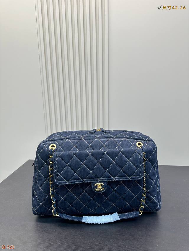 P250 Chanel香奈儿牛仔机场包牛仔真的和夏天是绝配绝对不会撞款的包包人见人爱让人爱不释手～ 尺寸：42.26