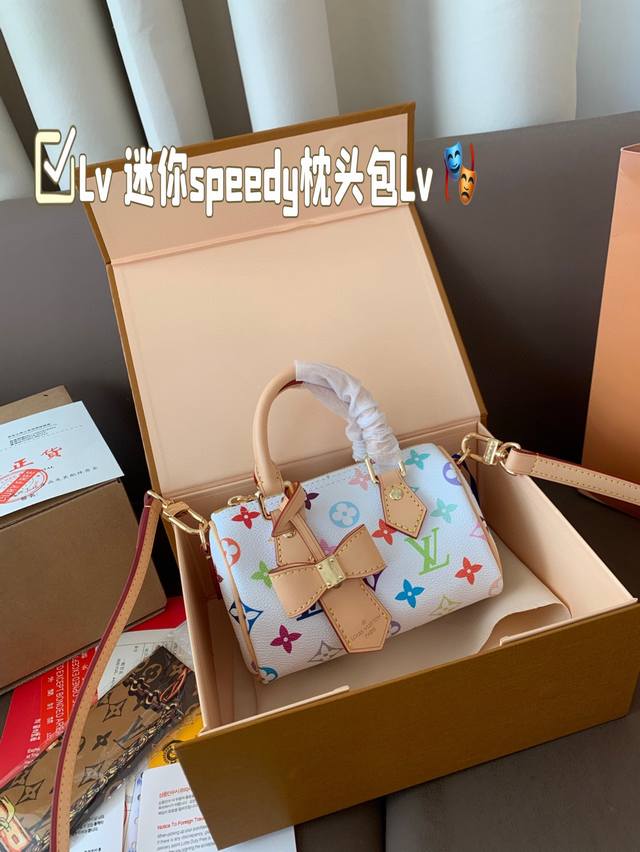 P180 配飞机盒折叠盒子 Lv 迷你Speedy枕头包 火遍全球的爆款机场大包 机车女神包 明星同款 贵气而充满活力的品牌设计风格 细致而不粗糙.用完美搭配功