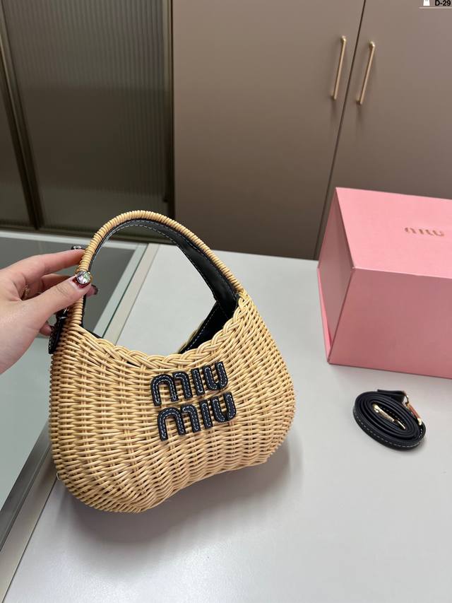 P190 Miu Miu 竹编菜篮子 中古 你可以有万种风情 Miumiu 缪缪竹编沙滩 D-29尺寸20×11折叠盒
