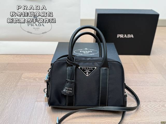 P190 Prada普拉达秋冬黑色挂锁手袋单肩包 Prada 秋冬新款黑色手袋作品，设计师回溯历史美学碎片，在这款黑色单肩包包上采用再生尼龙 Re-Nylon