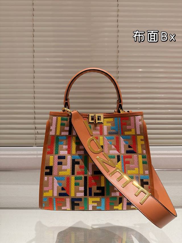 P230 Fendi 小怪兽 芬迪 88 周年之年 Fendi手袋，质感光滑，明线剪裁修饰。两个隔层均以经典Peekaboo转锁开合。硬隔板并设有一个拉链口袋。