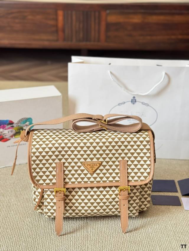 P230 Prada 邮差包 Prada 邮差包，Pvc的面料，耐磨抗造、轻便休闲，能够满足日常通勤、出差旅行、健身购物等 多种场合，百搭时尚、功能性极强 尺寸