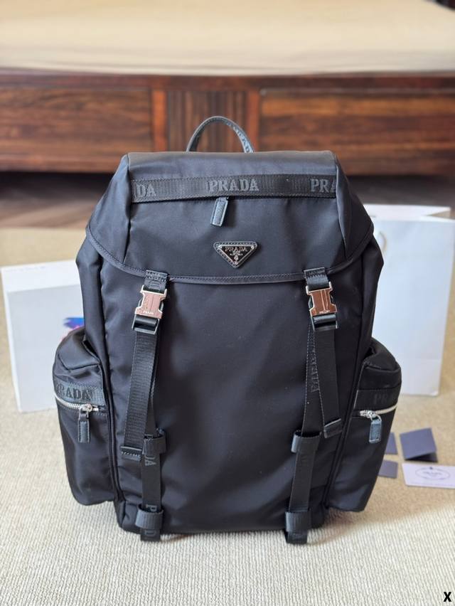 原版布 P330 Prada洋气单品 双肩包 这个系列将是Prada接下来一整季的主打款式。Prada 手袋的曲线型设计分外醒目，当手包很优雅，时尚百搭！打麻将