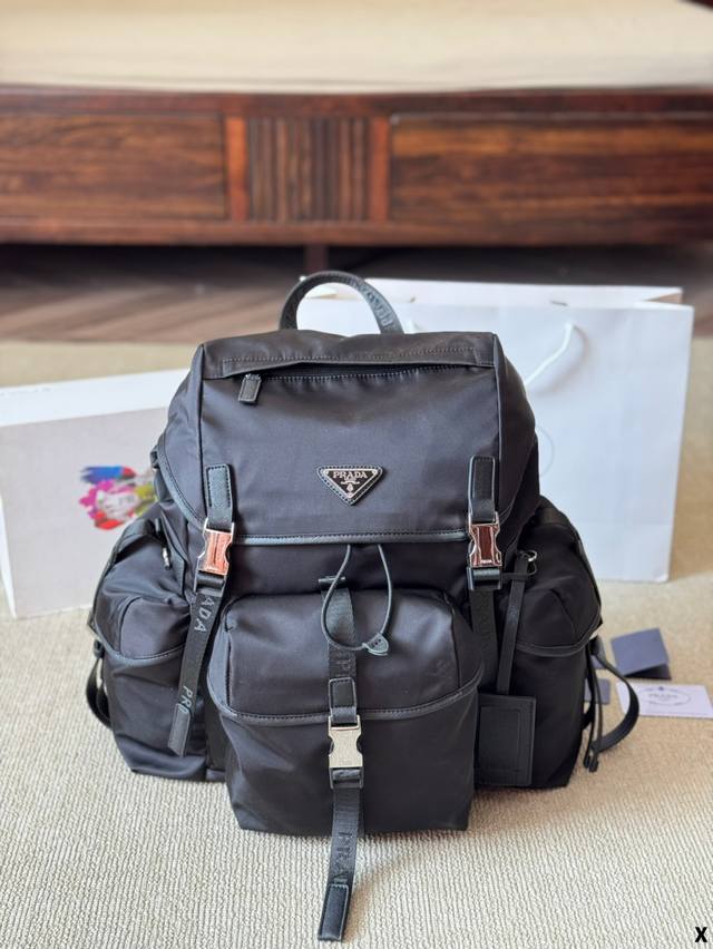 原版布 P440 Prada洋气单品 双肩包 这个系列将是Prada接下来一整季的主打款式。Prada 手袋的曲线型设计分外醒目，当手包很优雅，时尚百搭！打麻将