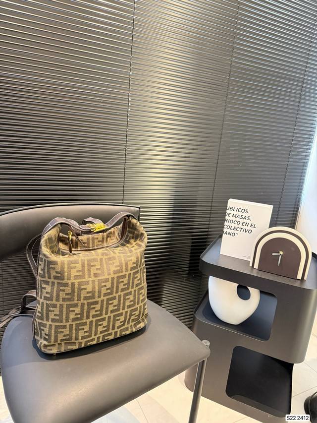 P200 芬迪可爱与时尚并存的双肩老花双肩包 老花搭配金扣真的好看~ 中古有味道的单品！ 尺寸：27 30 货号2412