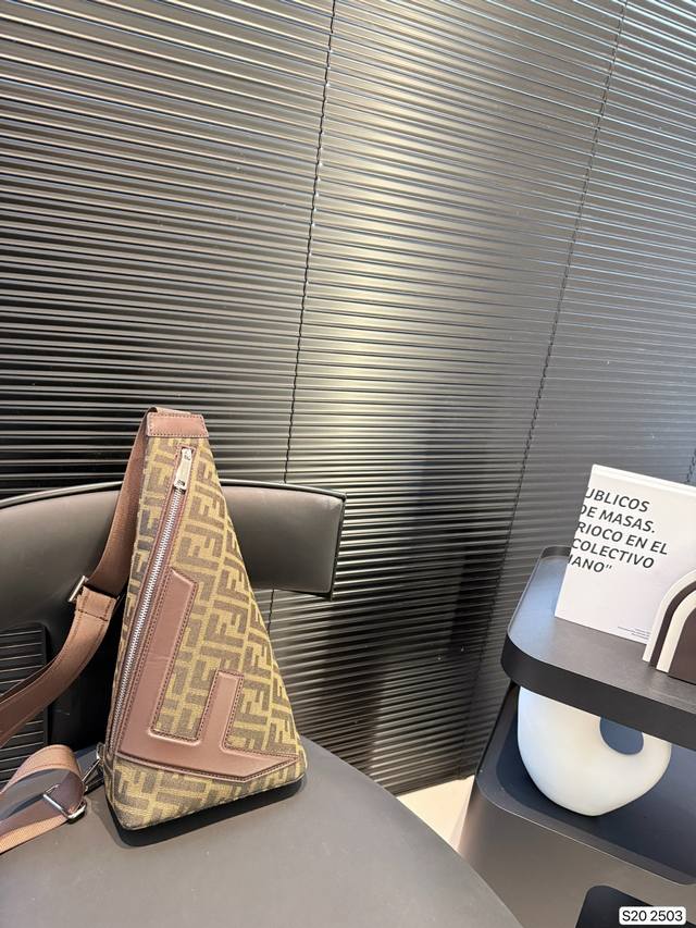 P180 芬迪胸包 能装又高级的单肩包 当然是Fendi Roma Cono 饰有Fendi字样的布料斜挎肩带可调节左右两侧都可固定 其实男生背包不仅可以方便日