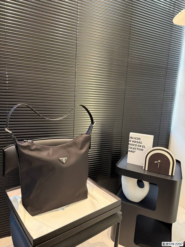 P180 配盒子 普拉达 Hobo腋下包 Prada 时髦拿捏住啦 不显老气好好搭啊 而旦貌美气质加成好高的呀~ 爱死了这份从容优雅 尺寸：28 31 货号22