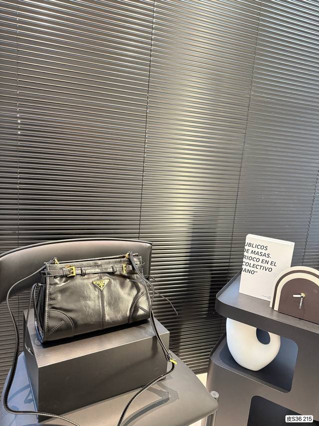 P290 配折叠盒子 普拉达 Prada新晋顶流 Soft Lux 真的把我美迷糊了！！！复古又高级！！ 可手提，可斜挎，一包两背~自重轻，容量大，甜酷女孩到！