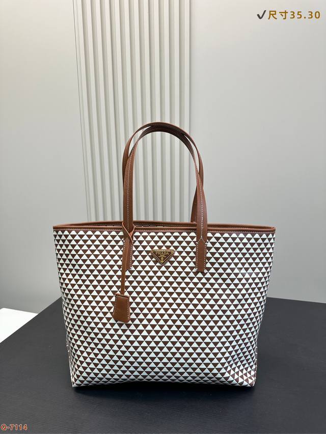 P180 Prada普拉达Ssuto Triangulum托特包采用进口印花尼龙面料，配十字纹牛皮，三角形图案颜色吸睛夺目，容量空间大，真的巨能装，上身效果非常