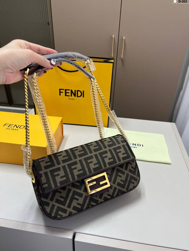 P190 Fendi芬迪中古链条法棍包 自带高级感包型小且百搭出门手拿肩背都可以独特的配色与四季都很适配 D-353尺寸26×13折叠盒