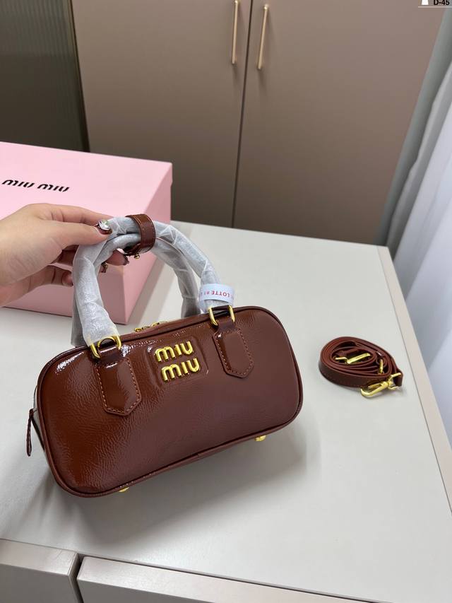 P150 Miumiu缪缪保龄球 公文包 可手拎也可斜挎 出场就是Miumiu小公主 D-45尺寸22×12配盒