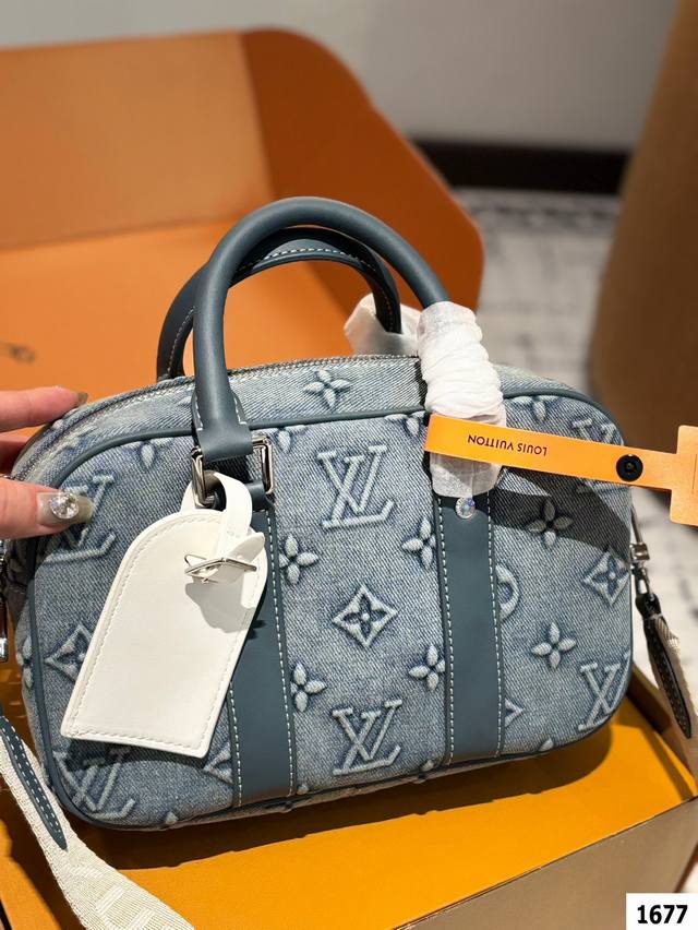 P220 配飞机盒折叠盒子 Lv牛仔爆款男士公文包 这款手袋21新料 制成,皮质超软 手感超级好 经典永恒。优雅低调的外形设计和宽敞的包身更加入了实用性。尺寸2 P220 配飞机盒折叠盒子 Lv牛仔爆款男士公文包 这款手袋21新料 制成,皮质超软 手感超级好 经典永恒。优雅低调的外形设计和宽敞的包身更加入了实用性。尺寸2