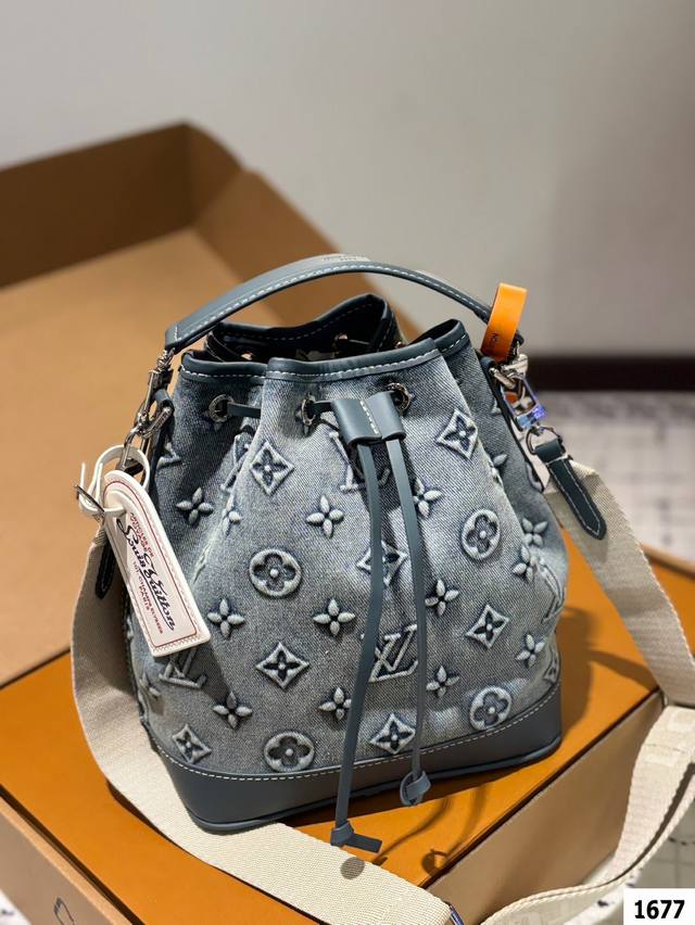 P220 配飞机盒折叠盒子 Lv牛仔水桶包 这款手袋新料 制成，手感超级好 经典永恒。优雅低调的外形设计和宽敞的包身更加入了实用性。尺寸21 25