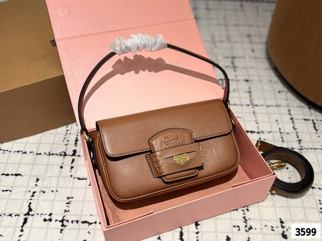 P200 Miumiu限定款Mini 简单又好看 Miumiu而且超级实用， #Miumiu新款包包 尺寸24 14Cm