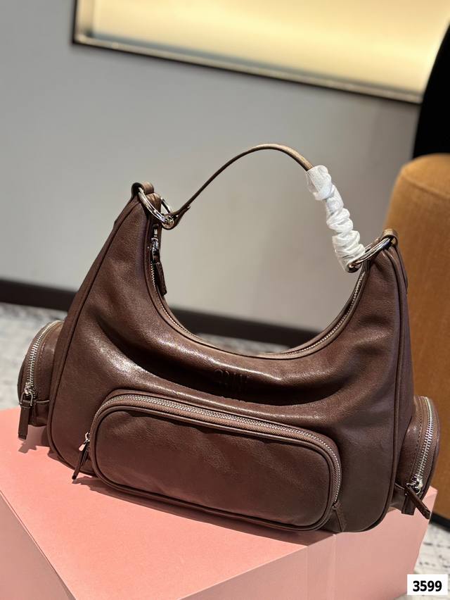 P270 缪繆Miumiu24新款美拉德系列包包张元英同款 美拉德的火还是烧到了的春夏秀场！素颜真的可以随便搭配，穿上就很有明星范儿！春夏焦点无疑了，这一季的渗