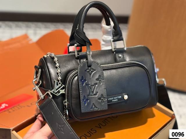 原版牛皮 P360 Lv X Nigo Keepall Xs 21 枕头包 手袋是一款理想的都市手袋。 标志性的造型与经典的 Monogram 帆布，加之多种携