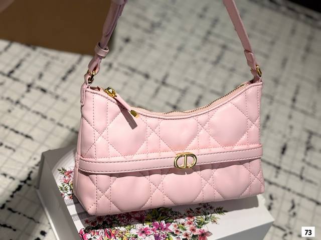 P120 配折叠盒子 迪奥月牙腋下包 D家 Hobo腋下包 新出的 Hobo 很可爱哦~ 真的是低调但不经意间 Show出了一种贵气！ 背起来很舒服哦！ 尺寸：