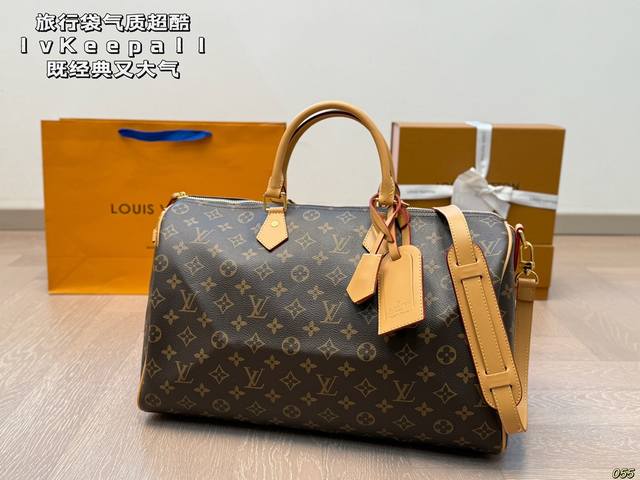P220 Lv路易威登新款Keepall旅行袋 外观既经典又大气,超酷的一只包 搭配行李箱适合旅行,男女通用~ 容量超大非常实用,简单搭配就很 尺寸40 23 P220 Lv路易威登新款Keepall旅行袋 外观既经典又大气,超酷的一只包 搭配行李箱适合旅行,男女通用~ 容量超大非常实用,简单搭配就很 尺寸40 23