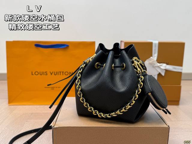 P270 Lv路易威登新款镂空水桶包 精致镂空工艺，水桶包的形状， 设计很特别，抽绳封口～ 随性的感觉，可盐可甜！ 尺寸18 20